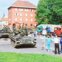Eine „Kürassier“-Besatzung bei einem Halt während einer Demonstrationsfahrt in Bad Radkersburg. (Foto: Bundesheer)