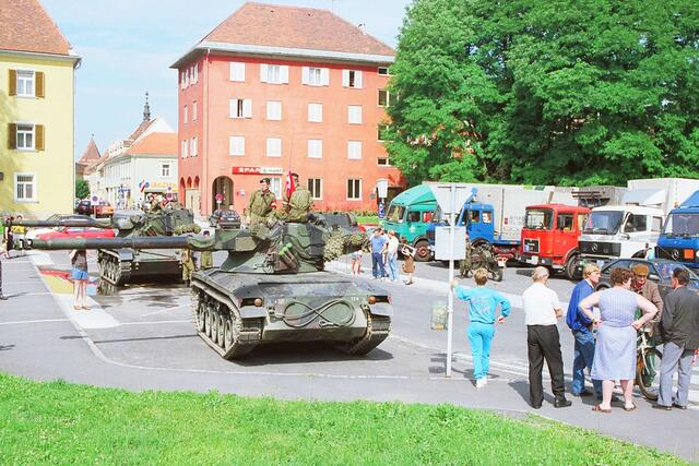 Eine „Kürassier“-Besatzung bei einem Halt während einer Demonstrationsfahrt in Bad Radkersburg. (Foto: Bundesheer)