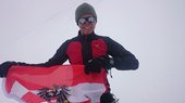 Oberleutnant Schumer präsentiert stolz auf über 7.000 Meter die österreichische Flagge. (Foto: RNLMC)