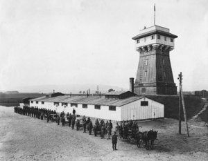 Die Purgstaller Lagerfeuerwehr vor der Feuerwehrbaracke und dem Wasserturm. (Foto: Archiv Franz Wiesenhofer)