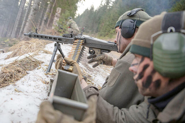 Maschinengewehrtrupp im Feuerkampf während des Gefechtsschießens. (Foto: Bundesheer/Thomas Lampersberger)