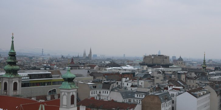 Blick von der Terrasse des Restaurants vom Haus dem Meeres über Wien. Rechts über den Dächern erkennt man den Flakturm in der Stifts-Kaserne. (Foto: Bundesheer/Gerold Keusch)