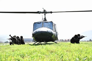 Die Soldaten sichern nach der Anlandung. (Foto: EUFOR/Weiss)