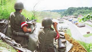 Zwei Soldaten in Stellung an der Grenze bei Spielfeld im Jahr 1991. (Foto: Bundesheer)