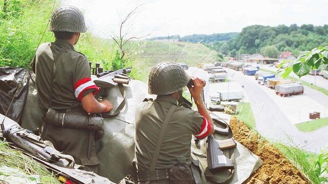 Zwei Soldaten in Stellung an der Grenze bei Spielfeld im Jahr 1991. (Foto: Bundesheer)