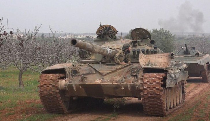 Kampfpanzer vom Typ T-72 der HTS beim Vormarsch auf Souran, am Morgen des 22. März 2017. (Foto: HTS)