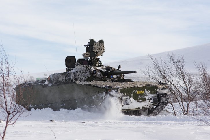 A Norwegian CV9030 Mk III Infantry Fighting Vehicle with CRTs at marching speed in snow during exercise Viking 2017. The CV9030 Mk III is armed with the 30 mm Mk44 Bushmaster II chain gun, 7.62 mm co-axial Chain Gun MG and KONGSBERG PROTECTOR Remote Operated Weapon Station (on top of the turret).  (Photo: Kristian Berg/the Norwegian Armed Forces)