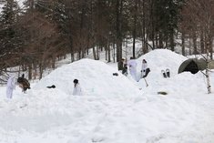 Bulgarische Soldaten errichten ein Biwak mit Schneehöhlen und Kuppelzelten. (Foto: TD/Gerold Keusch)