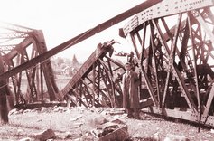 Gesprengte Brücke über die Traisen bei Wilhelmsburg. (Foto: Stadtarchiv Wilhelmsburg)