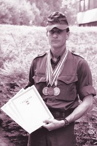 Luis mit Siegermedaillen und Urkunden bei einem Wettkampf. (Symbolfoto: Archiv Wildpanner)