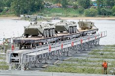 Russische BTR-Radschützenpanzer auf einer schwimmenden Eisenbahnbrücke während eines Manövers im Jahr 2017. (Foto: Mil.ru; CC BY-SA 4.0)