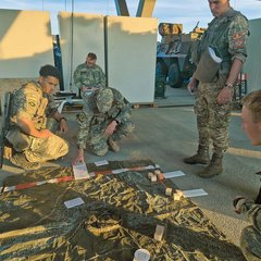 Die Teilnehmer müssen ihre Kommunikationsfähigkeit unter Beweis stellen. Dazu errichten sie mit einfachsten Mitteln Geländemodelle. (Foto: Bundesheer/Pierre Kugelweis)