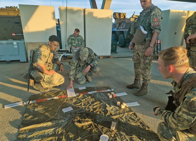 Die Teilnehmer müssen ihre Kommunikationsfähigkeit unter Beweis stellen. Dazu errichten sie mit einfachsten Mitteln Geländemodelle. (Foto: Bundesheer/Pierre Kugelweis)