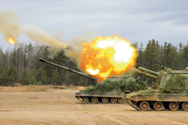 Zwei russische 2S19-Haubitzen feuern ihre 152-mm Granaten ab. (Foto: Ministry of Defence of the Russian Federation, CC BY 4.0, gemeinfrei)