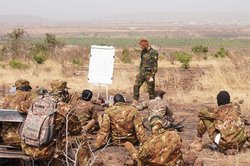 Der Einheitskommandantenkurs für malische Offiziere bei einer Geländebesprechung. (Foto: Bundesheer/Matthias Resch)