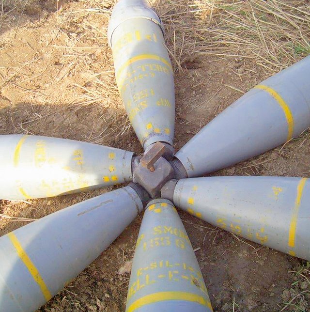 Sechs stück 155-mm-Granaten vor deren Vernichtung in "einem Feuer". (Foto: Bundesheer)