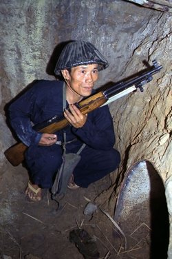 Viet Cong Soldat in einem Tunnel, stets kampfbereit. (Foto: U.S. Army)