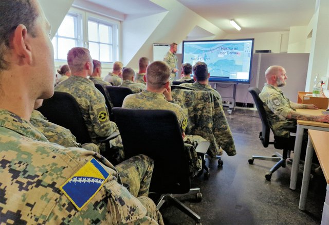 Die von den Fähnrichen gegebenen Befehle werden an einem Führungssimulator dargestellt. Ein Lehroffizier bespricht dazu die Führungs- und Einsatzgrundsätze. (Foto: Bundesheer/Pierre Kugelweis)