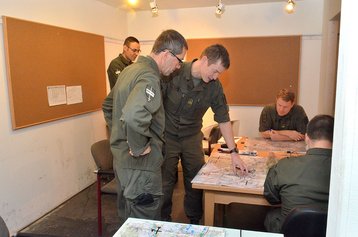 Der eingeteilte Bataillonskommandant weist den Kommandanten der Landesverteidigungsakademie, Generalleutnant Mag. Erich Csitkovits, in die Lage ein. (Foto: MilAk)