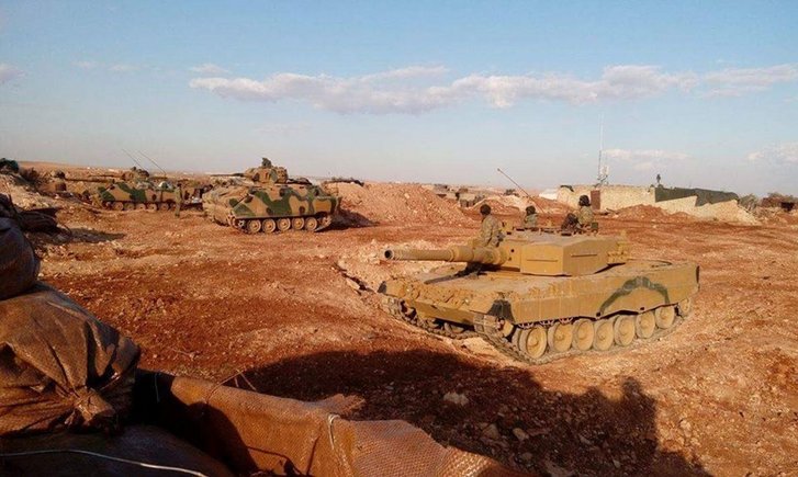 Türkische „Leopard“ 2 Kampfpanzer und ACV-15 Schützenpanzer beim Kampfeinsatz im Raum al-Bab, Anfang Februar 2017. (Foto: via R. S.)