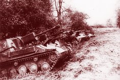 Sowjetische SU-76 Selbstfahrlafetten in einem Bereitstellungsraum während des Vormarsches der Roten Armee im Zuge der Wiener Operation. (Foto: HGM)
