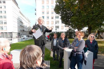 Rolf Urrisk-Obertynski bei einer Stadtführung vor dem Gebäude der Nationalbank - ehemals Hauptquartier der Amerikanischen Besatzungsmacht ... (Foto: Rolf Urrisk-Obertynski)