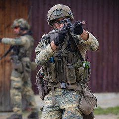Teilnehmer der Kaderanwärterausbildung 2 beim Gefechtsdienst in der Urbanen Trainingsanlage Steinbach am Truppenübungsplatz Allentsteig. (Foto: Martin Schwarz)