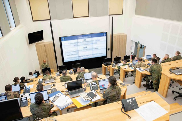 Die Arbeit in einem Gefechtsstand ist ein komplexes Zusammenwirken von einzelnen Führungsprozessen, um als Ergebnis eine Lösung auf eine militärische Aufgabe zu erhalten. (Foto: Bastian Koob)