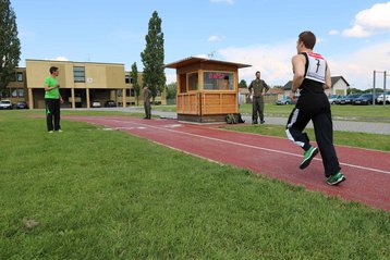 Offiziersstellvertreter Spuller steht neben der Laufbahn und ruft den Läufern ihre Zwischenzeiten zu. (Foto: Bundesheer/Gerold Keusch)