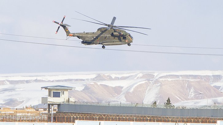 Das deutsch-österreichische Mobile Training Team auf dem Weg zur Ausbildungsstätte mit einem CH-53-Hubschrauber. (Foto: PlZEinsFüKdo)