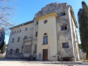 Das ehemalige Kommandogebäude der Flugfeldkaserne soll in Zukunft ein Museum beherbergen. (Foto: Manuel Martinovic)