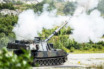 Scharfschießen mit der Panzerhaubitze M109. (Foto: Mediathek VBS)