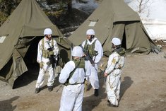 Übungsteilnehmer vor den Gruppenzelten, in denen sie die erste Nacht verbracht hatten. (Fotos: Bundesheer/Gerold Keusch)