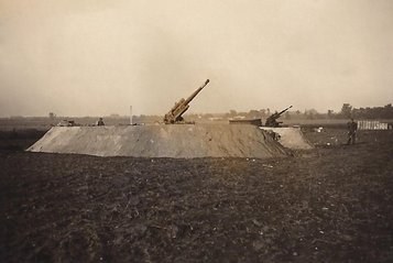 Zwei Geschütze einer 8,8-cm-Flak-Batterie in Berlin-Karow im Oktober 1943 in Feuerstellung. (Foto: Family Archive Norbert Radtke/Heinz Radtke; gemeinfrei)