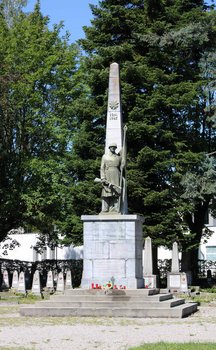 Der Rotarmist vor dem Obelisken ziert das zentrale Denkmal des sowjetischen Soldatenfriedhofes in St. Pölten. (Foto: RedTD/Gerold Keusch) 