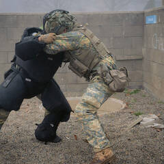 Ein Fähnrich im Infight mit dem „Black Man“ auf der  Nahkampfbahn. (Foto: Bundesheer/Gunter Pusch)