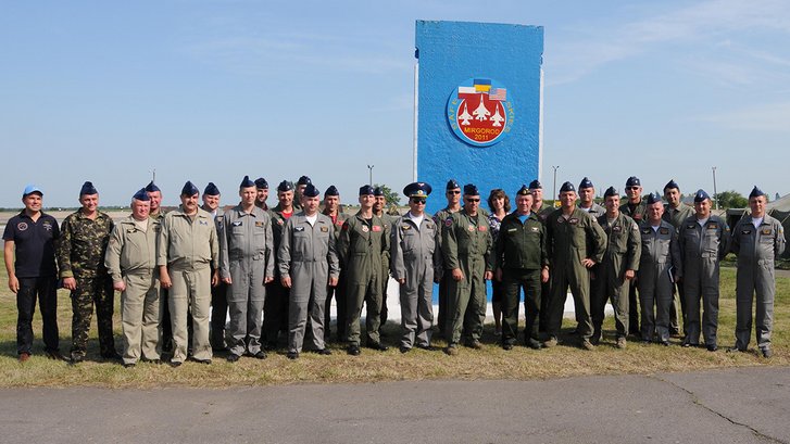Ukrainische Piloten bei einem Erfahrungsaustausch mit der U.S. Air Force und der polnischen Luftwaffe in Myrhorod/Zentralukraine. (Foto: U.S. Air Force/Tech. Sgt. Charles Vaughn)