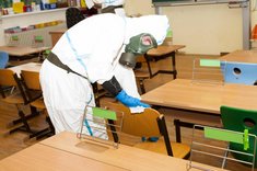 Soldaten des ÖBH desinfezieren ein Klassenzimmer. (Foto: ÖBH)