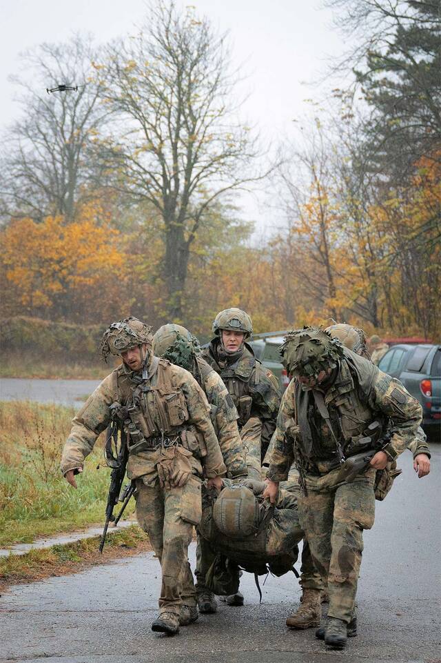 Die angehenden Führungskräfte retten ihren Kameraden. Eine Drohne surrt über ihnen. (Foto: Bundesheer/Gunter Pusch)