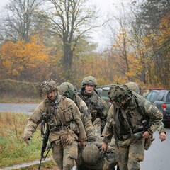 Die angehenden Führungskräfte retten ihren Kameraden. Eine Drohne surrt über ihnen. (Foto: Bundesheer/Gunter Pusch)