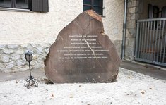 Gedenkstein für die Opfer der NS Kriegsverbrechen in der Kaserne vor dem Kaserneneingang. (Bild: Archiv Rauchenbichler)
