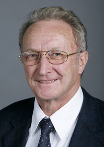 Der Leiter der Studiengruppe zur Weiterentwicklung des Dienstpflichtsystems, Alt-Nationalrat Dr. Arthur Loepfe. (Foto: Schweizer Parlament; gemeinfrei)