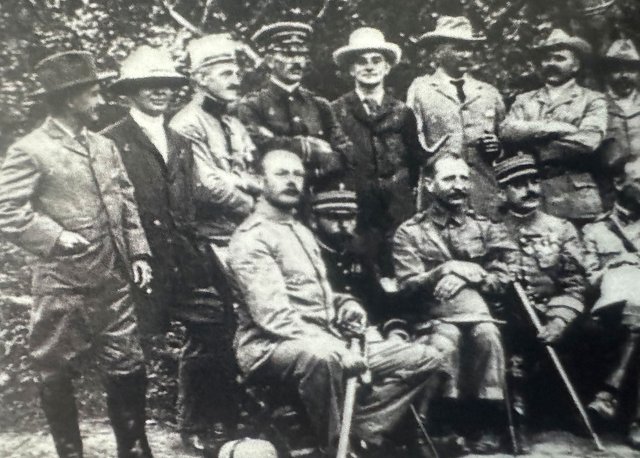 Gyarmata (3. von links) im Kreise der Beobachtungsoffiziere während des russisch-japanischen Krieges (Foto: Archiv Pöcher)