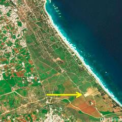 Varosha – Lichtspektrum: Darstellungsvarianten optischer Fernerkundungsdaten als Echtfarbendarstellung auf Basis der Farbkanäle Blau, Grün und Rot. Der Pfeil zeigt einen Schießplatz der Turkish Cyprus Security Forces/Turkish Mainland Army. (Foto: UN)