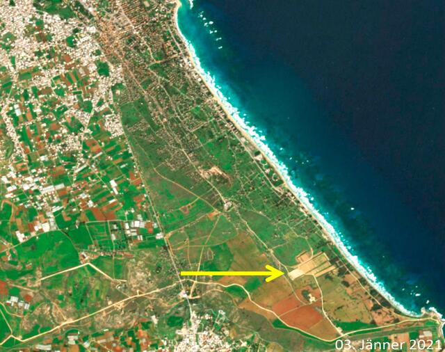 Varosha – Lichtspektrum: Darstellungsvarianten optischer Fernerkundungsdaten als Echtfarbendarstellung auf Basis der Farbkanäle Blau, Grün und Rot. Der Pfeil zeigt einen Schießplatz der Turkish Cyprus Security Forces/Turkish Mainland Army. (Foto: UN)