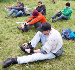 Kabelbinder durchtrennt man am besten mit Reibung. (Foto: Bundesheer/Gunter Pusch)