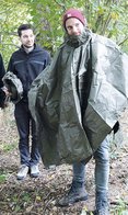 Ein Poncho schützt nicht nur vor Regen, sondern kann auch zum Bau eines Unterschlupfes verwendet werden. (Foto: Bundesheer/Gunter Pusch)