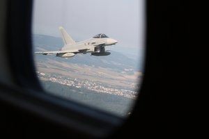 Ein Eurofighter begleitet die DC-6B auf den Flug nach Zeltweg. (Foto: RedTD/Gerold Keusch)