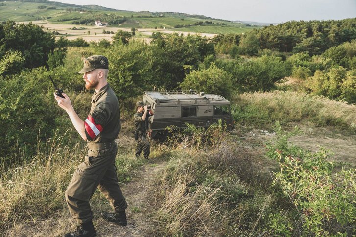 Zwei Assistenzsoldaten überwachen die Staatsgrenze im Burgenland im Zwischengelände. (Foto: Bundesheer/MilKdo B)