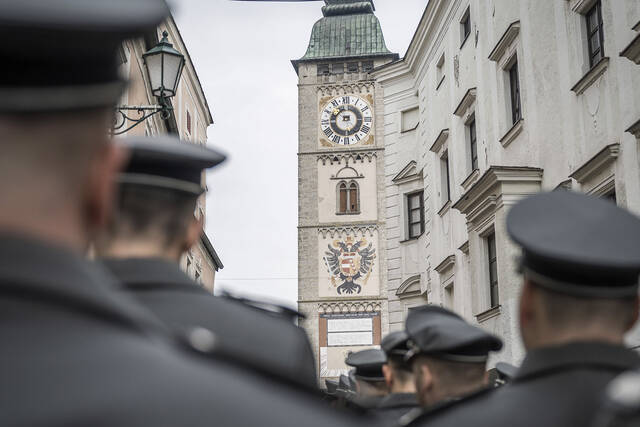 Die frisch ausgemusterten Unteroffiziere am Weg zum Ennser Stadtplatz. (Foto: Rainer Zisser)